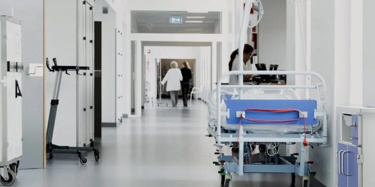 «Ο ιός δεν έχει εξαντλήσει τις εκπλήξεις του» δηλώνει ο Τζανάκης, οι χώρες που είναι οριακά μπροστά στη θνητότητα