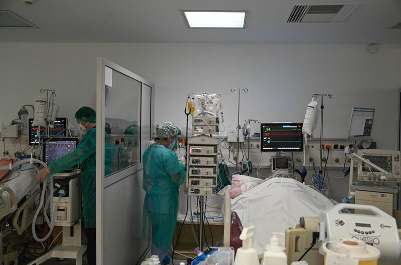 Ανυποχώρητος κορονοϊός: 16.023 νέα κρούσματα, 72 θάνατοι, 567 διασωληνωμένοι