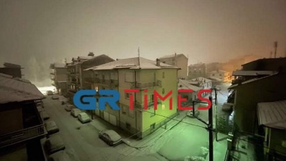 Εντυπωσιακές εικόνες από τη χιονισμένη Φλώρινα – Το έστρωσε στο κέντρο της πόλης (Video)