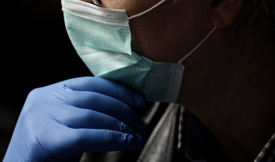 Α. Βατόπουλος: Δεν τελείωσε η πανδημία ούτε οι μάσκες