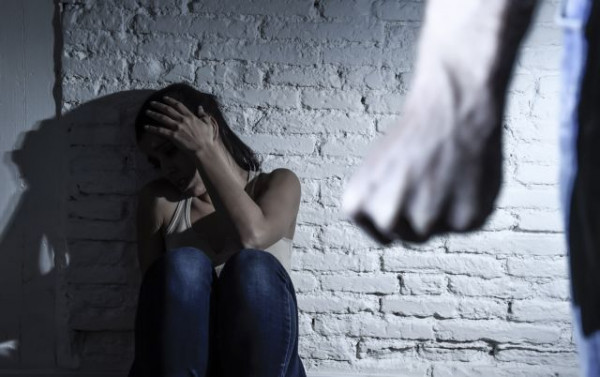 Ευρωβαρόμετρο: Οι περισσότερες γυναίκες στην Ε.Ε. αποδίδουν στην πανδημία την αύξηση της έμφυλης βίας