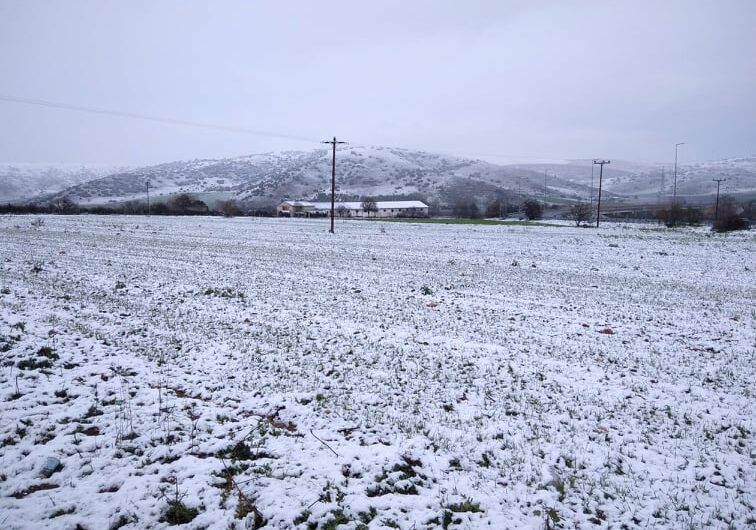 Λευκό «πέπλο» γύρω από την πόλη της Λάρισας (φωτ. & βίντεο)