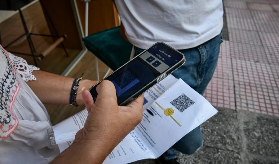 Πιστοποιητικό εμβολιασμού: Προς κατάργηση σε εξωτερικούς χώρους εστίασης και καταστήματα – Το χρονοδιάγραμμα