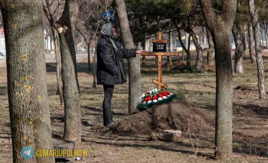 Μαριούπολη: Ένα απέραντο νεκροταφείο η πόλη – Θάβουν τους νεκρούς στη μέση του δρόμου