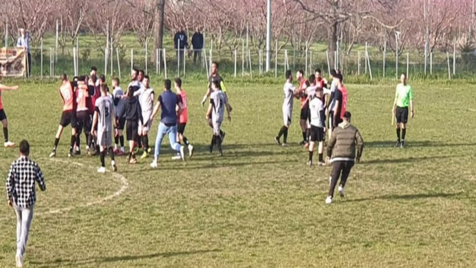 Πέλλα: Η στιγμή που μπαίνουν στο γήπεδο και πλακώνουν στο ξύλο τον διαιτητή