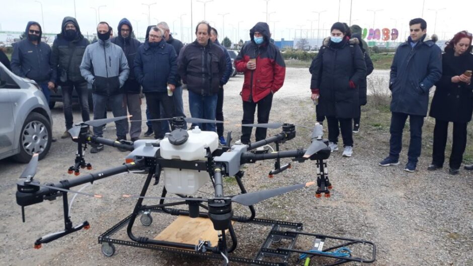Λάρισα: Ενημερώθηκαν για τη χρήση Drone στις καλλιέργειες