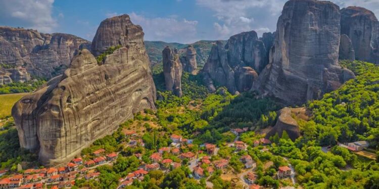 Το χωριό – κόσμημα στα βράχια των Μετεώρων που λατρεύει όλη η Ευρώπη