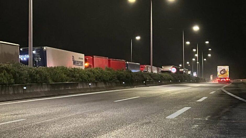 «Δίπλωσε» νταλίκα κοντά στα διόδια Πελασγίας – Κλειστό το ρεύμα προς Αθήνα (βίντεο)