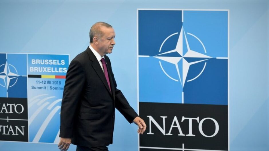 Γιατί το ΝΑΤΟ «χαϊδεύει τα αυτιά» του «ταραξία» Ερντογάν;