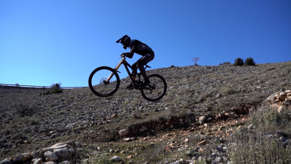 Downhill: Αθλητικό υπερθέαμα πάνω σε δύο ρόδες (βίντεο & φωτο)