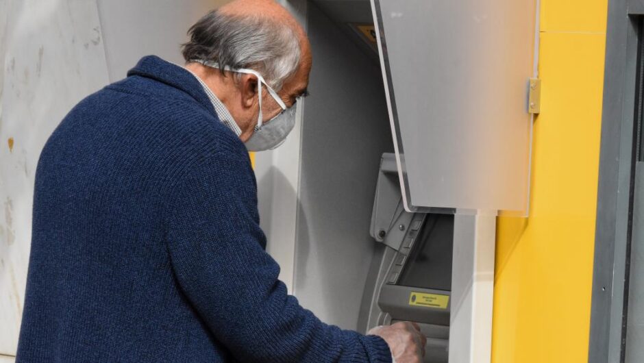 Συνταξιούχοι κατά Μητσοτάκη / «Είστε ο πρωθυπουργός που μας έκλεψε»