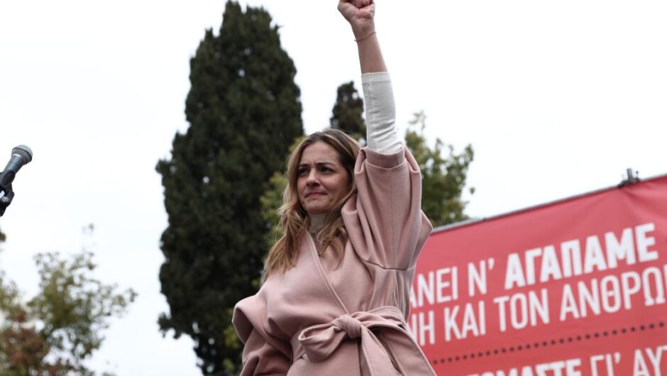 Νατάσα Μποφίλιου / Αποθεώθηκε στην αντιπολεμική συναυλία – Έγινε σύνθημα (βίντεο)