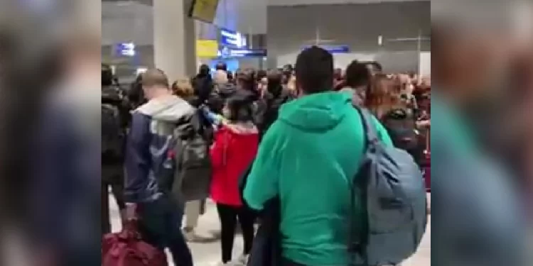 Εικόνες ντροπής στο «Ελ Βενιζέλος»: Εκατοντάδες ταξιδιώτες στην ουρά γιατί… δεν υπήρχαν αστυνομικοί