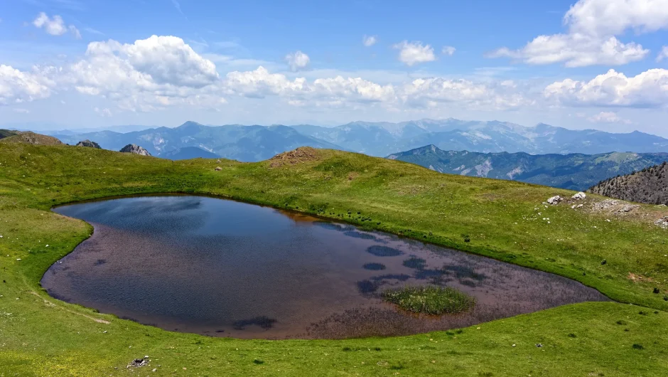 Δρακόλιμνη Σμόλικα: Γαλανά νερά και άγριες ορχιδέες στην καρδιά του δεύτερου ψηλότερου βουνού της Ελλάδας