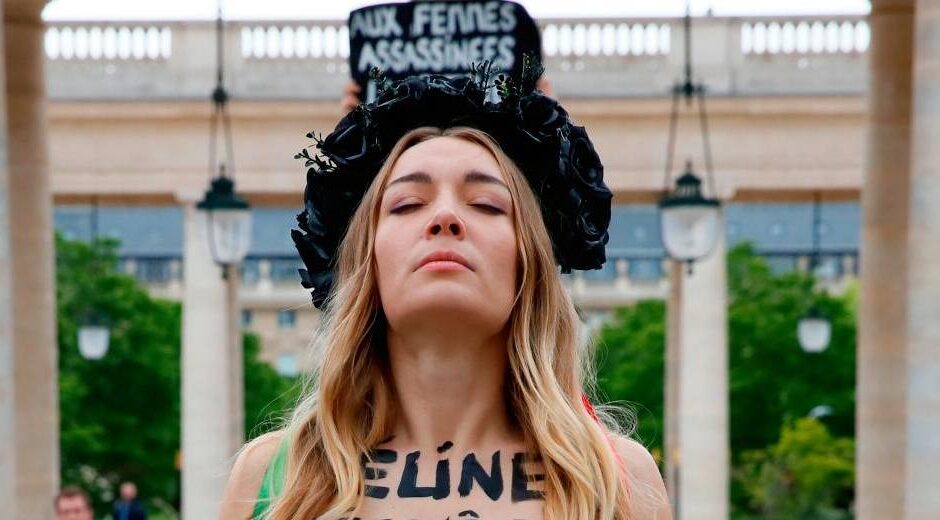 Ακτιβίστρια των Femen καταγγέλλει δράση μαστροπών στα σύνορα της Ουκρανίας