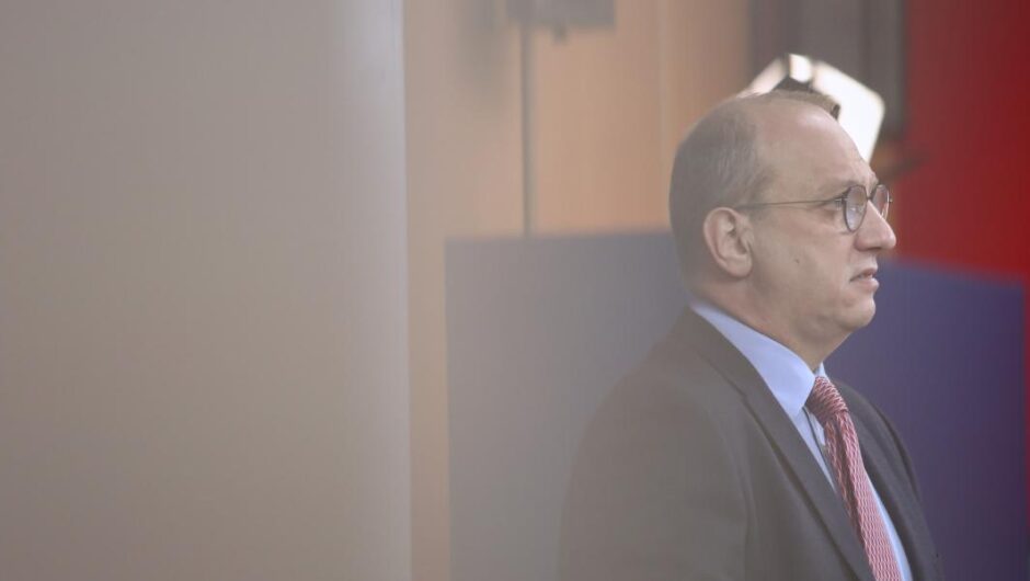 Γιάννης Οικονόμου / Ομολογεί ότι δεν γνωρίζει τι νομοθετεί η κυβέρνηση