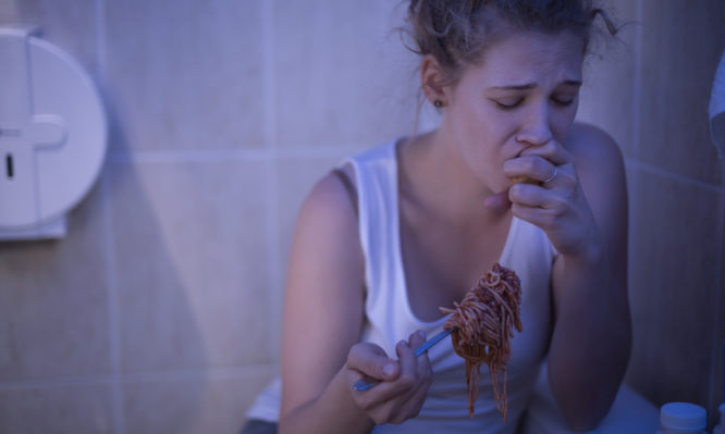 Βουλιμία: Συμπτώματα, επιπλοκές και πώς να βοηθήσετε εμπράκτως κάποιο άτομο με νευρική βουλιμία