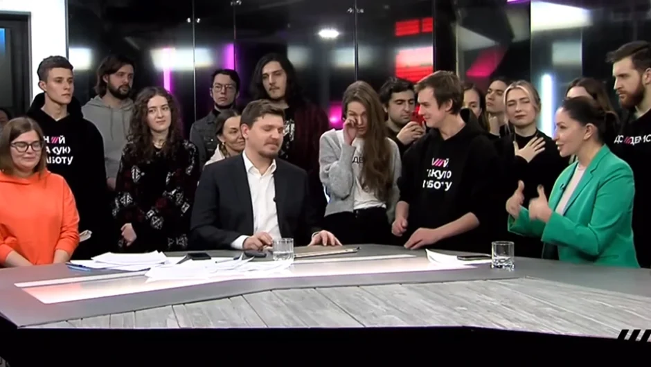 «Όχι στον πόλεμο» φώναξαν δημοσιογράφοι ρωσικού καναλιού πριν «πέσει μαύρο» από τον Πούτιν – Δείτε βίντεο