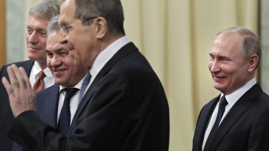 Ο ορίζοντας σκοτεινιάζει κι άλλο