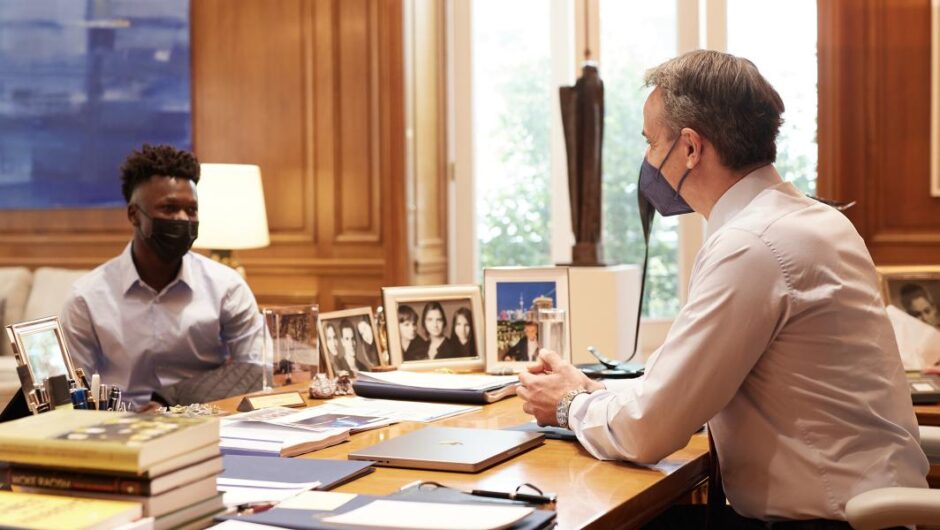 Σαϊντού Καμαρά / Αρκέστηκε σε ευχές και φωτογραφίες ο Μητσοτάκης