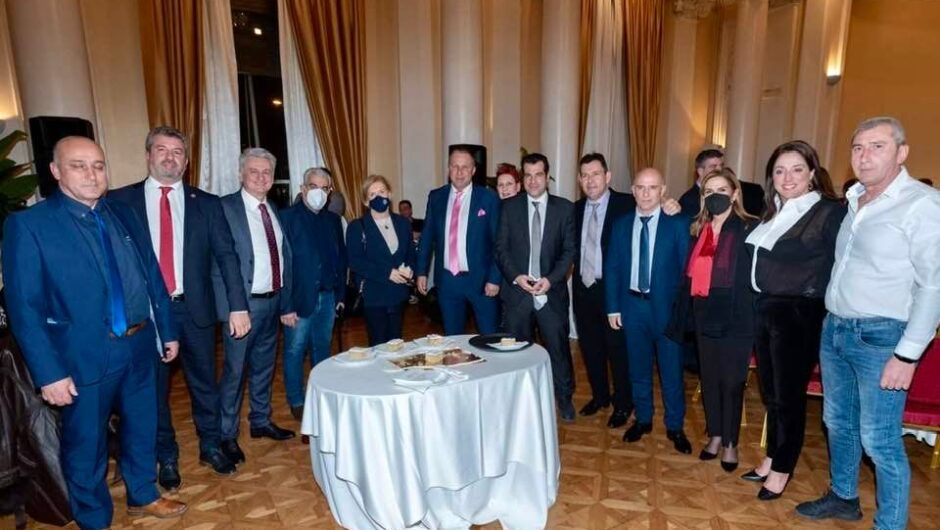 Ο χαμογελαστός Πλεύρης στην κοπή πίτας των 16.000 ευρώ της ΕΝΕ και οι γκρίνιες