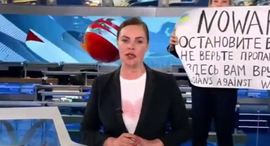 Θα γινόταν αυτό σε μια δικτατορία ( ή ακόμα και σε Δημόσιο κανάλι της Δύσης); Παρέμβαση δημοσιογράφου στη ρωσική κρατική τηλεόραση με πλακάτ κατά του πολέμου! (vid)