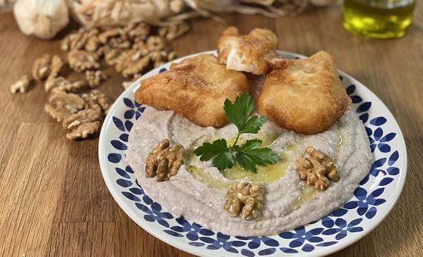 ΓΙΑΤΙ ΤΡΩΜΕ ΜΠΑΚΑΛΙΑΡΟ ΣΚΟΡΔΑΛΙΑ ΤΗΝ 25η ΜΑΡΤΙΟΥ