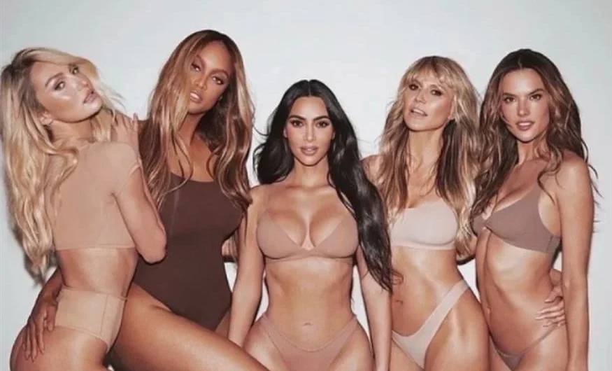 Kim Kardashian: Ποζάρει δίπλα σε κορυφαία μοντέλα με εσώρουχα από το luxury brand της