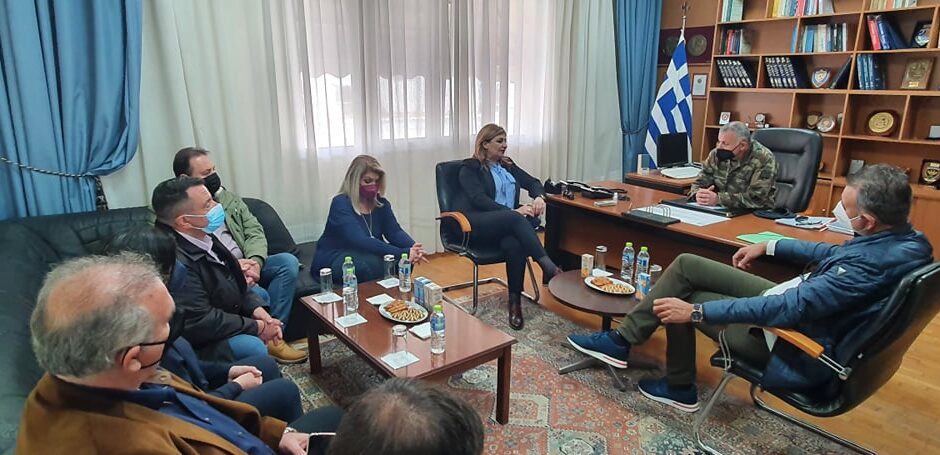 Ευ. Λιακούλη: «Κάτω από 10.150 τ.μ. καρκινογόνου αμιάντου, δουλεύουν στο 303 ΠΕΒ Λάρισας!»