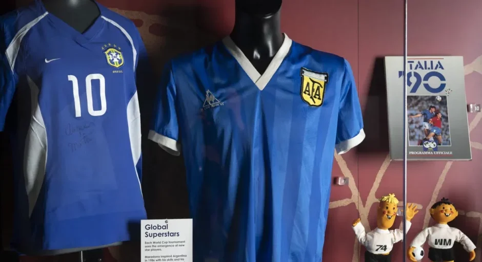 Μαραντόνα: 4,79 εκατ. ευρώ η φανέλα που φορούσε όταν σκόραρε με το «χέρι του Θεού»