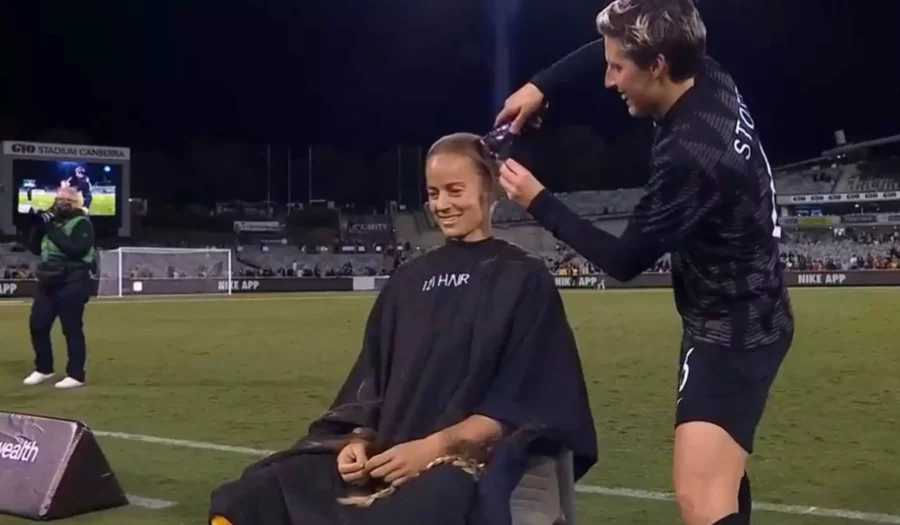 Αυστραλία: Ξύρισε το κεφάλι της εντός γηπέδου στηρίζοντας την έρευνα για τον καρκίνο του εγκεφάλου (βίντεο)