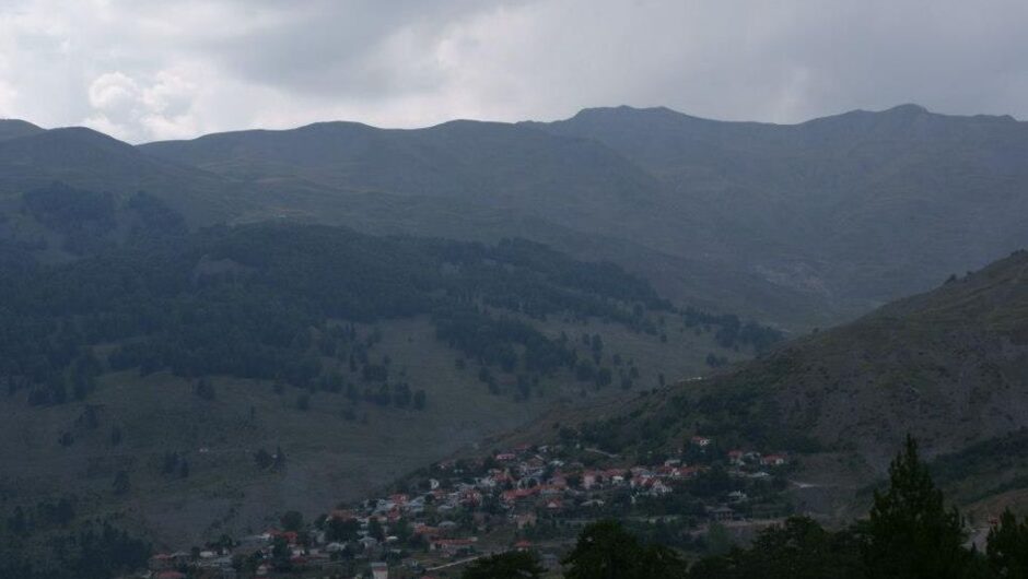 Αετομηλίτσα: Ανάσταση στις 5 μ.μ., αλλά και πασχαλινό γλέντι σ’ ένα από τα πιο ψηλά χωριά της Ελλάδας (φωτ.)