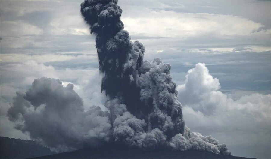 Ινδονησία: Εξερράγη το ηφαίστειο Ανάκ Κρακατόα