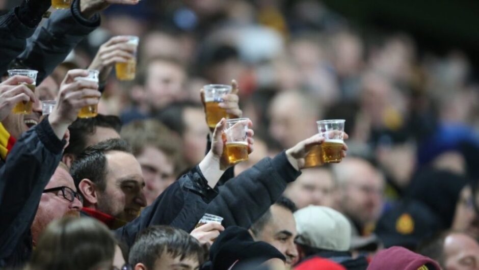 Αγγλία: Επιστροφή του αλκοόλ στα γήπεδα μετά από 37 χρόνια