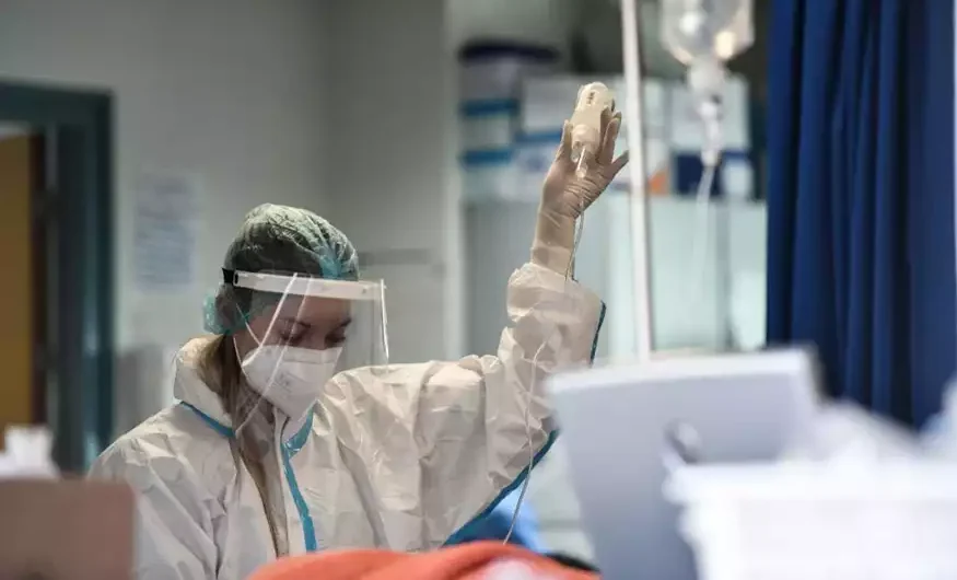 Παρίστανε για 3 χρόνια τη γιατρό, χωρίς πτυχίο και άδεια: Συνταγογραφούσε φάρμακα που δε γνώριζε, εμβολίαζε κατά του κορονοϊού