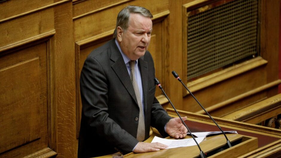 Βουλευτής της ΝΔ οδηγούσε στην Εθνική Οδό και παρακολουθούσε από το κινητό συνεδρίαση της Βουλής