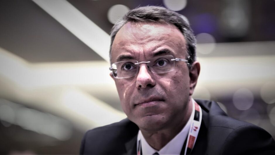 Δραματικοί τόνοι από Σταϊκούρα: «Βυθιζόμαστε…»
