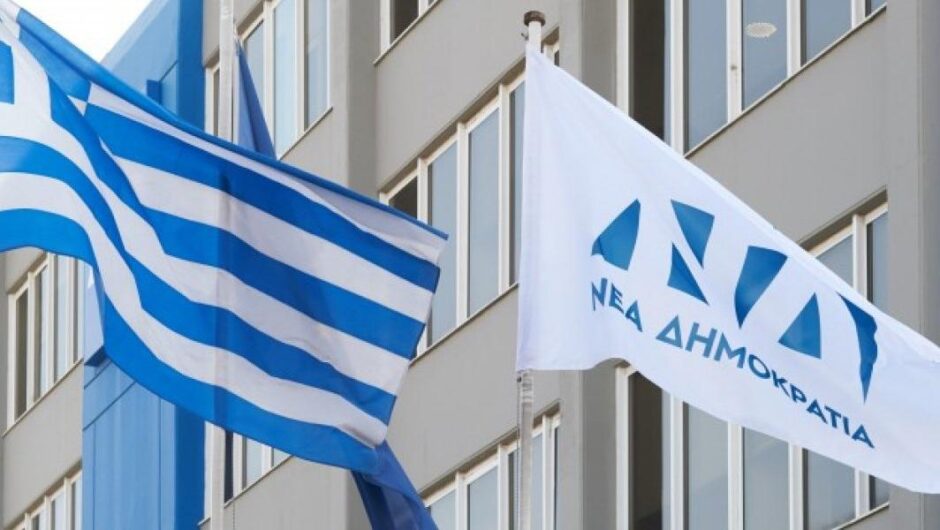Ακρίβεια / «Γαλάζιος βουλευτής μοίραζε χαρτονομίσματα των 50 ευρώ σε πασχαλινές κάρτες»