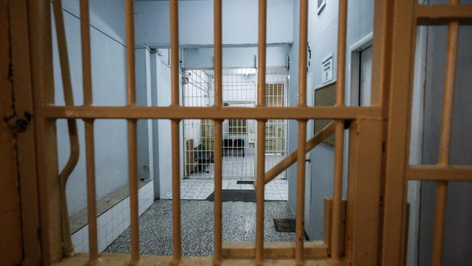 Της φυλακής τα σίδερα