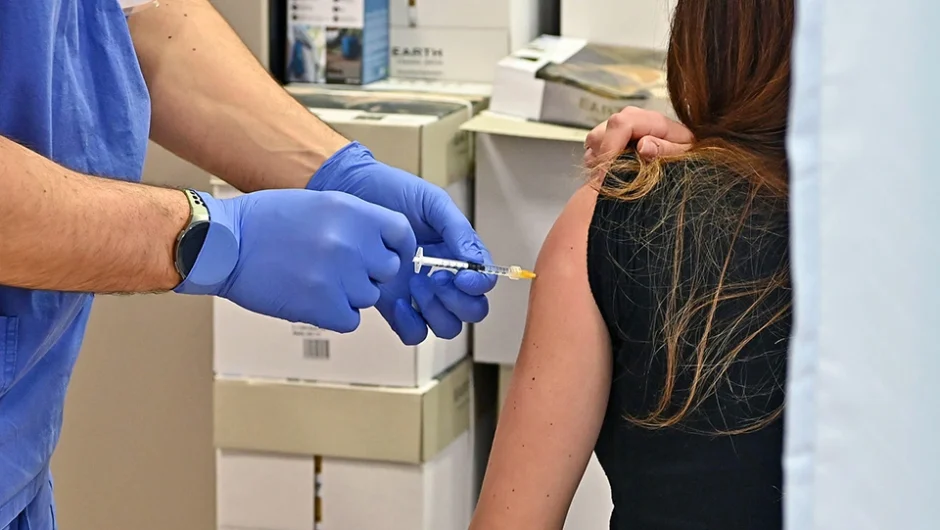 ΕΟΦ: Η λίστα με τις παρενέργειες των εμβολίων κατά του κορωνοϊού