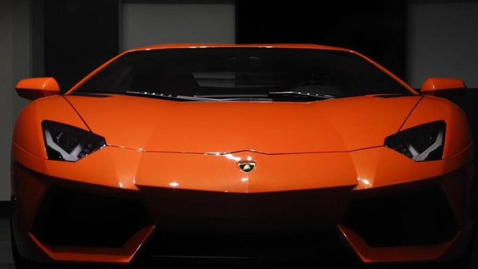 Η ΕΛ.ΑΣ. ψάχνει τη Lamborghini που έτρεχε με 300 χιλιόμετρα στην Παραλιακή