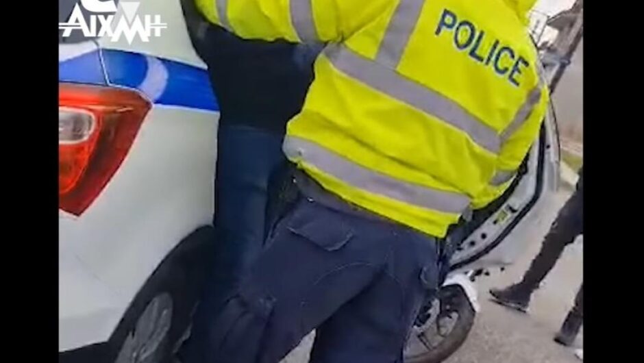 Μεσολόγγι / Αστυνομικοί έριξαν γονατιά σε 17χρονο μαθητή – Τον κρατάνε στο κρατητήριο