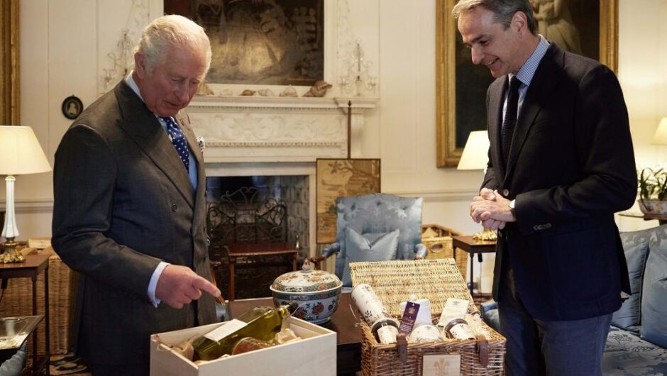 Σε άλλα νέα: η χώρα λεηλατείται