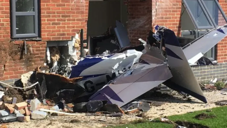 Βρετανία: Ελαφρύ αεροσκάφος «προσγειώθηκε» σε πολυκατοικία στο Οξφορντσάιρ, δείτε βίντεο