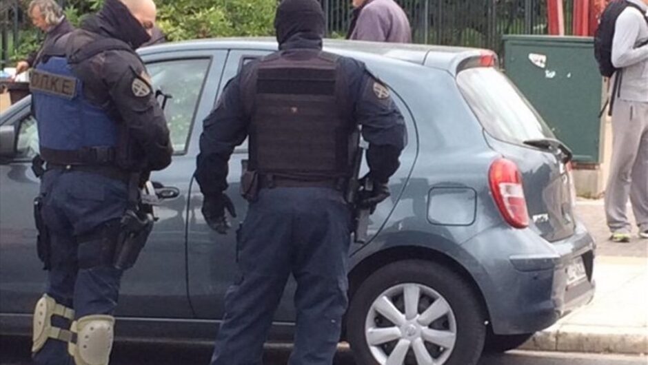 Χειροπέδες σε δύο άτομα που πυροβολούσαν στον αέρα για να εκφοβίσουν γειτόνισσα