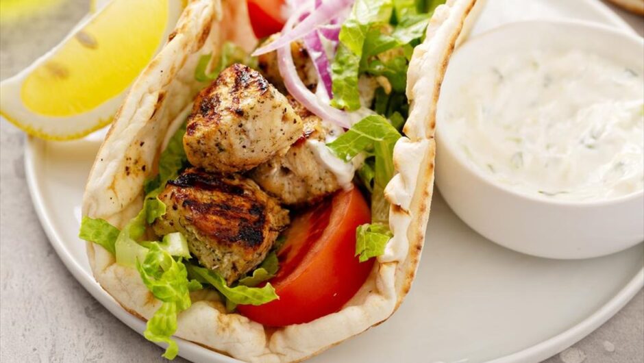 Πόσες θερμίδες έχει ένα πιτόγυρο και πόσες μια χωριάτικη σαλάτα