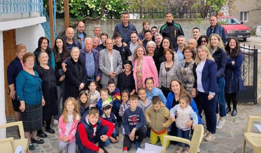 Η γιαγιά Άννα από τα Καλύβια Ελασσόνας γιόρτασε τα 100α της γενέθλια