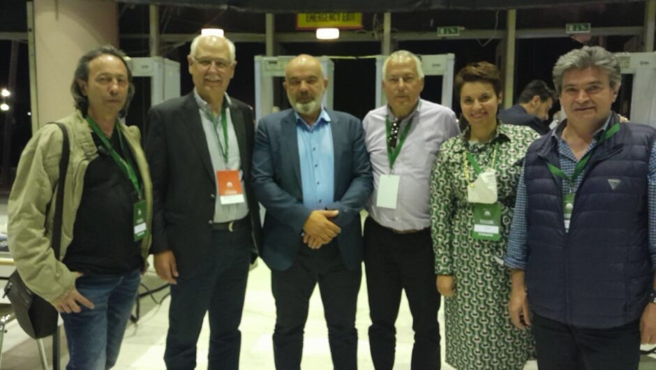 «Πηγαδάκι» Λαρισαίων με Απ. Καλογιάννη στο Συνέδριο του ΠΑΣΟΚ – ΚΙΝΑΛ (φωτ.)