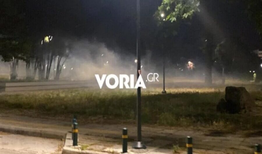 Νύχτα επεισοδίων στο ΑΠΘ: Μολότοφ, χημικά και ρίψεις νερού από τον «Αίαντα»