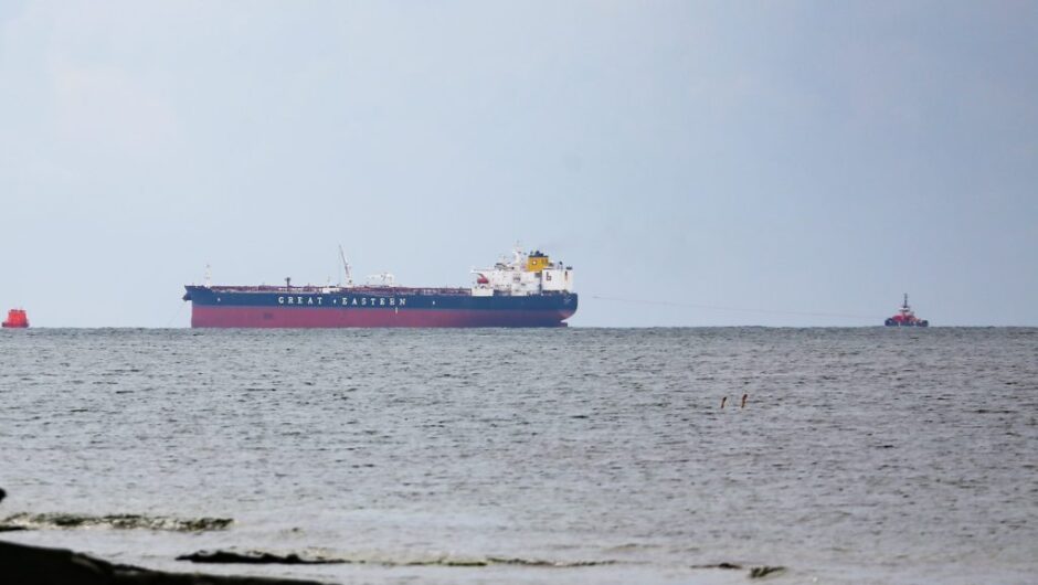 Politico: Οι Έλληνες εφοπλιστές δε θέλουν να χάσουν τα «χρυσά» συμβόλαια με τη Ρωσία – Αντιρρήσεις για το εμπάργκο στο πετρέλαιο